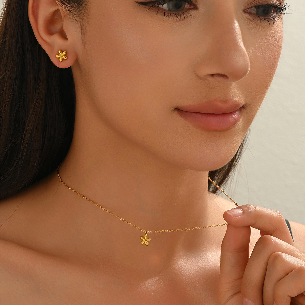 18K Gold-Plated Flower Pendant Necklace & Earrings Set – Waterproof & Hypoallergenic